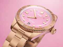 Oris Divers Sixty-Five Cotton Candy Automatik Bronze 38mm pinkes Zifferblatt braunes Lederband – Damenuhren Uhr mit Datum aus Bronze und Leder. Das Gehäuse ist rund und roségold. Das Lederarmband ist braun. Das Zifferblatt ist ein Index in rosa. – Ansicht 3