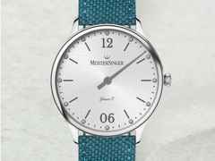 MeisterSinger Yaara Quarz Edelstahl 36mm silbernes Zifferblatt blaues Textilband – Damenuhren Uhr ohne Datum aus Edelstahl. Das Gehäuse ist rund und silber. Das Textilarmband ist blau. Das Zifferblatt ist arabisch Index und silber. – Ansicht 2