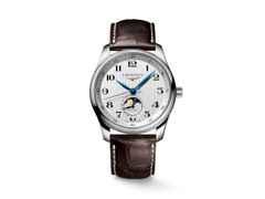 Longines Master Collection Mondphase Automatik Edelstahl 40mm silbernes Zifferblatt braunes Lederband – Herrenuhren Uhr mit Datum aus Edelstahl und Leder. Das Gehäuse ist rund und silber. Das Lederarmband Kroko / Alligator ist braun. Das Zifferblatt ist arabisch und silber.