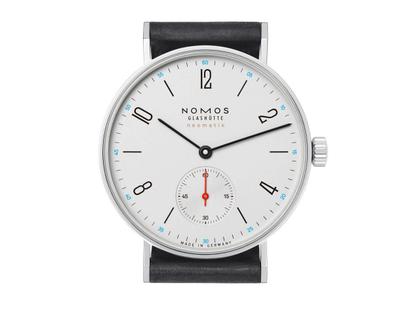 Nomos Glashütte Tangente 35 neomatik Automatik Edelstahl 35mm weißes Zifferblatt schwarzes Lederband – Damenuhren Uhr ohne Datum aus Edelstahl. Das Gehäuse ist rund und silber. Das Lederarmband ist schwarz. Das Zifferblatt ist arabisch Index und silber. – Ansicht 5