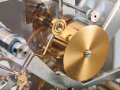 Erwin Sattler Tischuhr Opera chrom gelbgold skelettiert – Großuhren Tischuhr aus . Das Gehäuse ist rechteckig und schwarz. Das Zifferblatt ist arabisch Index und weiß. – Ansicht 4