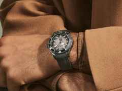 Montblanc 1858 Iced Sea Date 0 Oxygen Automatik Edelstahl 41mm graues Zifferblatt schwarzes Kautschukband – Herrenuhren Uhr mit Datum aus Edelstahl, Kautschuk und Keramik. Das Gehäuse ist rund und schwarz. Das Kautschuk / Kunststoff / Silikon Armband ist schwarz. Das Zifferblatt ist arabisch Index und grau. – Ansicht 6