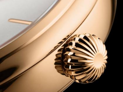 Glashütte Original Senator Alfred Helwig Tourbillon 1920 Handaufzug Roségold 40mm massivgoldenes Zifferblatt braunes Lederband Limitierte Edition – Herrenuhren Uhr ohne Datum aus 750 Rotgold. Das Gehäuse ist rund und roségold. Das Lederarmband Kroko / Alligator ist braun. Das Zifferblatt ist ein Index in weiß. – Ansicht 3