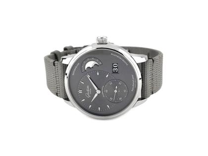 Glashütte Original PanoMaticLunar Automatik Edelstahl 40mm grau Textilband 1-90-02-43-32-66 Full Set mit Garantie Occasion – Herrenuhren Uhr mit Datum aus Edelstahl. Das Gehäuse ist rund und silber. Das Textilarmband ist grau. Das Zifferblatt ist arabisch Index und grau.