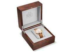 Oris Big Crown Wings of Hope Limited Edition Automatik Gelbgold 38mm weißes Zifferblatt braunes Lederband – Herrenuhren Uhr ohne Datum aus 750 Gelbgold und Leder. Das Gehäuse ist rund und gelbgold. Das Lederarmband ist braun. Das Zifferblatt ist arabisch und weiß. – Ansicht 4