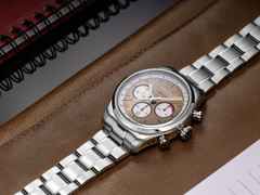 Union Glashütte Belisar Chronograph Silvretta Classic 2024 Limitierte Edition Automatik Edelstahl 44mm bronzefarbenes Zifferblatt schwarzes Lederband und Edelstahlband – Herrenuhren Chronograph aus Edelstahl und Leder. Das Gehäuse ist rund und silber. Das Lederarmband ist schwarz. Das Zifferblatt ist arabisch Index und braun. – Ansicht 4