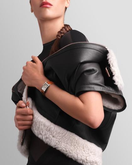 Longines DolceVita  Medium Quarz Edelstahl 23x37mm silbernes Zifferblatt römisch braunes Lederband – Damenuhren Uhr ohne Datum aus Edelstahl. Das Gehäuse ist rechteckig und silber. Das Lederarmband Kroko / Alligator ist braun. Das Zifferblatt ist römisch und silber. – Ansicht 2