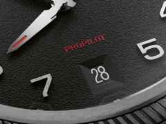Oris ProPilot Date Automatik Edelstahl 41mm schwarzes Zifferblatt schwarzes Lederband – Herrenuhren Uhr mit Datum aus Edelstahl und Leder. Das Gehäuse ist rund und silber. Das Lederarmband ist schwarz. Das Zifferblatt ist arabisch und schwarz. – Ansicht 3