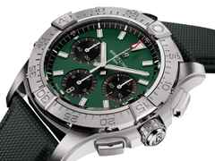 Breitling Avenger B01 Chronograph 42 Automatik Edelstahl 42mm grünes Zifferblatt grünes Lederband – Herrenuhren Chronograph aus Edelstahl und Leder. Das Gehäuse ist rund und silber. Das Lederarmband ist grün. Das Zifferblatt ist ein Index in grün. – Ansicht 3
