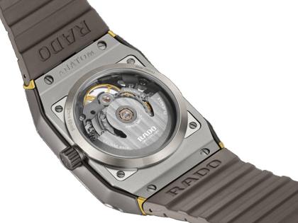 Rado Anatom Automatik Keramik 32,5mm skelettiertes Zifferblatt graues Kautschukband – Damenuhren Uhr ohne Datum aus Edelstahl, Kautschuk, Keramik und PVD beschichtet. Das Gehäuse ist rechteckig und grau. Das Kautschuk / Kunststoff / Silikon Armband ist grau. Das Zifferblatt ist skelettiert und grau. – Ansicht 4