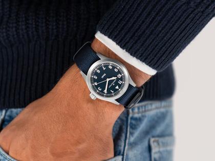 Hamilton Khaki Field Quartz Edelstahl 38mm blaues Zifferblatt blaues NATO-Textilband – Herrenuhren Uhr ohne Datum aus Edelstahl. Das Gehäuse ist rund und grau. Das Textilarmband ist blau. Das Zifferblatt ist ein Index in blau. – Ansicht 5
