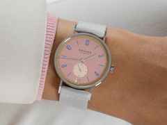 Nomos Glashütte Tangente 38 Datum "175 Years Watchmaking - Pompadour" Handaufzug Edelstahl rosa Zifferblatt graues Textilband Glasboden – Herrenuhren Uhr mit Datum aus Edelstahl. Das Gehäuse ist rund und silber. Das Textilarmband ist grau. Das Zifferblatt ist arabisch Index und rosa. – Ansicht 7
