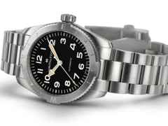 Hamilton Khaki Field Expedition Automatik Edelstahl 37mm schwarzes Zifferblatt Metallband – Herrenuhren Uhr ohne Datum aus Edelstahl. Das Gehäuse ist rund und silber. Das Edelstahlarmband ist silber. Das Zifferblatt ist arabisch und schwarz. – Ansicht 2