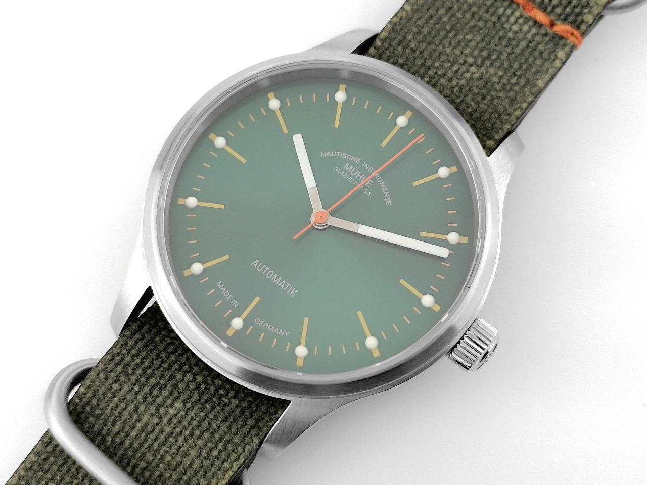 Mühle Glashütte Panova Automatik Edelstahl 40mm grünes Zifferblatt Textilband M1.40.76 NB II Full Set Occasion Neu – Herrenuhren Uhr ohne Datum aus Edelstahl. Das Gehäuse ist rund und silber. Das Textilarmband ist grün. Das Zifferblatt ist ein Index in grün. – Ansicht 3