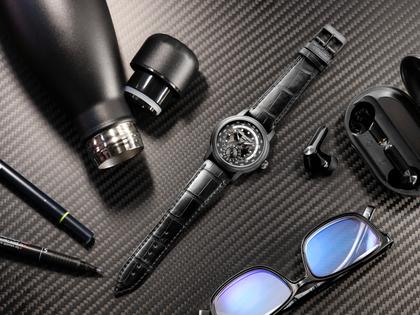 Frederique Constant Classics Worldtimer GMT Manufacture Automatik Edelstahl Schwarz-PVD 42mm schwarzes Zifferblatt schwarzes Lederband Limited Edition – Herrenuhren Uhr mit Datum aus Edelstahl und PVD beschichtet. Das Gehäuse ist rund und schwarz. Das Lederarmband Kroko / Alligator ist schwarz. Das Zifferblatt ist ein Index in schwarz. – Ansicht 5