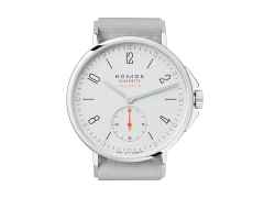 Nomos Glashütte Ahoi neomatik Automatik Edelstahl 36mm weißes Zifferblatt graues Textilband   – Damenuhren Uhr ohne Datum aus Edelstahl. Das Gehäuse ist rund und silber. Das Textilarmband ist grau. Das Zifferblatt ist arabisch Index und weiß. – Ansicht 4