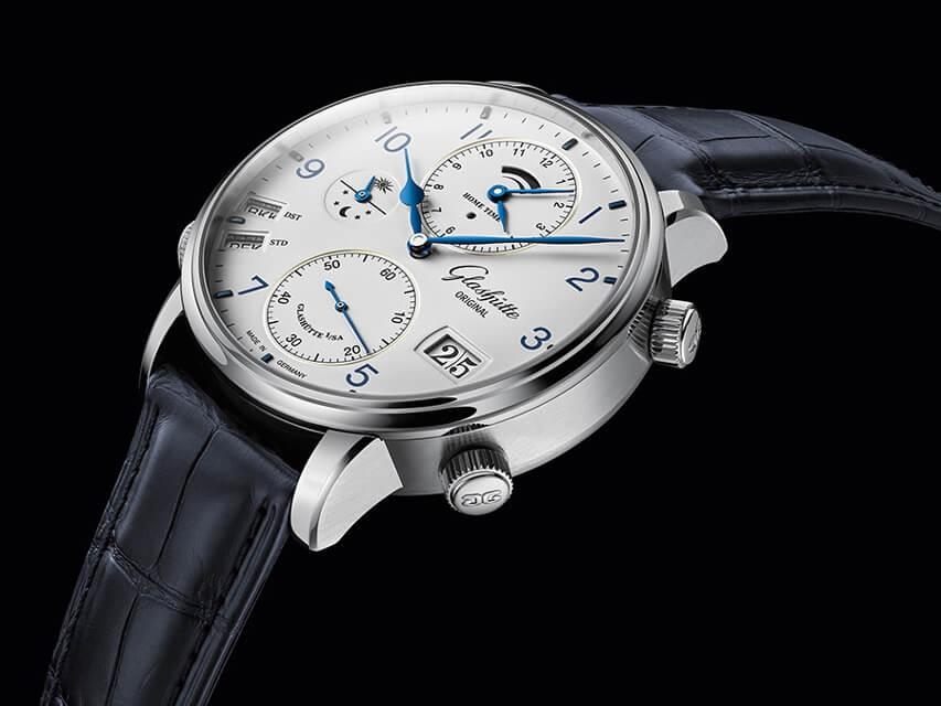 Glashütte Original Senator Cosmopolite Automatik Edelstahl 44mm weißes Zifferblatt blaues Lederband – Herrenuhren Uhr mit Datum aus Edelstahl. Das Gehäuse ist rund und silber. Das Lederarmband Kroko / Alligator ist blau. Das Zifferblatt ist arabisch und weiß. – Ansicht 3