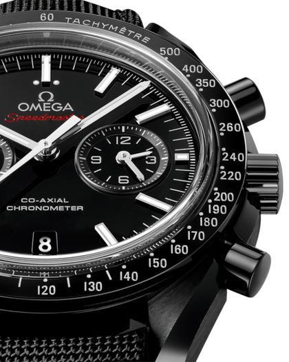 Omega Speedmaster Dark Side of the Moon Chronograph Automatik Keramik 44mm schwarzes Zifferblatt schwarzes Textilband – Herrenuhren Chronograph aus Keramik. Das Gehäuse ist rund und schwarz. Das Textilarmband ist schwarz. Das Zifferblatt ist ein Index in schwarz. – Ansicht 2