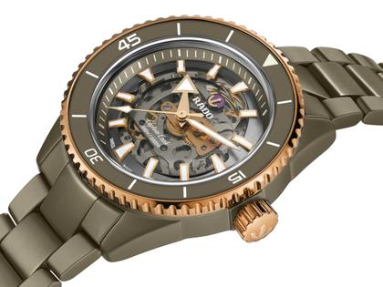 Rado Captain Cook High-Tech Ceramic Skeleton Automatik Keramik 43mm graues Zifferblatt olivgrünes Keramikband – Herrenuhren Uhr ohne Datum aus Edelstahl, Keramik, PVD beschichtet und Titan. Das Gehäuse ist rund und grau. Das Keramikarmband ist grau. Das Zifferblatt ist ein Index in grau. – Ansicht 2
