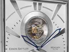 Erwin Sattler Tischuhr Opus Moon Tourbillon – Großuhren Tischuhr aus . Das Gehäuse ist rechteckig und silber. Das Zifferblatt ist arabisch Index und weiß. – Ansicht 3