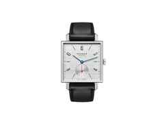 Nomos Glashütte Tetra neomatik 39 Silvercut Automatik Edelstahl 33mm silberfarbenes Zifferblatt schwarzes Lederband – Damenuhren Uhr ohne Datum aus Edelstahl. Das Gehäuse ist quadratisch und silber. Das Lederarmband ist schwarz. Das Zifferblatt ist arabisch Index und silber.