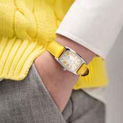 Hamilton American Classic Boulton Small Second M Quarz Edelstahl weißes Zifferblatt gelbes Lederband – Herrenuhren Uhr ohne Datum aus Edelstahl und Leder. Das Gehäuse ist rechteckig und silber. Das Lederarmband ist gelb. Das Zifferblatt ist römisch und weiß. – Ansicht 5