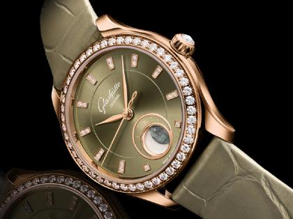 Glashütte Original Lady Serenade Luna Automatik Rotgold 32,5mm grünes Zifferblatt grünes Lederband – Damenuhren Uhr ohne Datum aus 750 Rotgold und Leder. Das Gehäuse ist rund und roségold. Das Lederarmband Kroko / Alligator ist grün. Das Zifferblatt ist ein Index in grün. – Ansicht 2