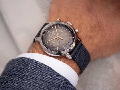 Glashütte Original Sixties Chronograph Jahresedition 2023/2024 Automatik Edelstahl 42mm graues Zifferblatt schwarzes Textilband – Herrenuhren Chronograph aus Edelstahl. Das Gehäuse ist rund und silber. Das Textilarmband ist blau. Das Zifferblatt ist arabisch Index und grau. – Ansicht 4