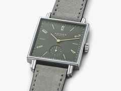 Nomos Glashütte Tetra Sinfonie Ode an die Freude Handaufzug 29mm graues Zifferblatt graues Lederband – Damenuhren Uhr ohne Datum aus Edelstahl. Das Gehäuse ist quadratisch und silber. Das Lederarmband ist grau. Das Zifferblatt ist arabisch Index und grün. – Ansicht 2