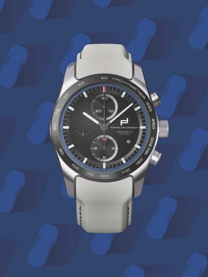 Porsche Design Custom Built Timepieces Watchmakers Choice "LuganoBlau" Chronograph Automatik Titan 42mm schwarzes Zifferblatt graues Lederband – Herrenuhren Chronograph aus Edelstahl, Leder und Titan. Das Gehäuse ist rund und grau. Das Lederarmband ist grau. Das Zifferblatt ist ein Index in schwarz. – Ansicht 5