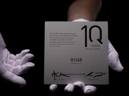 Qlocktwo Large Creators Edition 10 Years Gold – Großuhren Wanduhr aus Edelstahl. Das Gehäuse ist quadratisch. Das Zifferblatt ist digital und gelbgold. – Ansicht 2