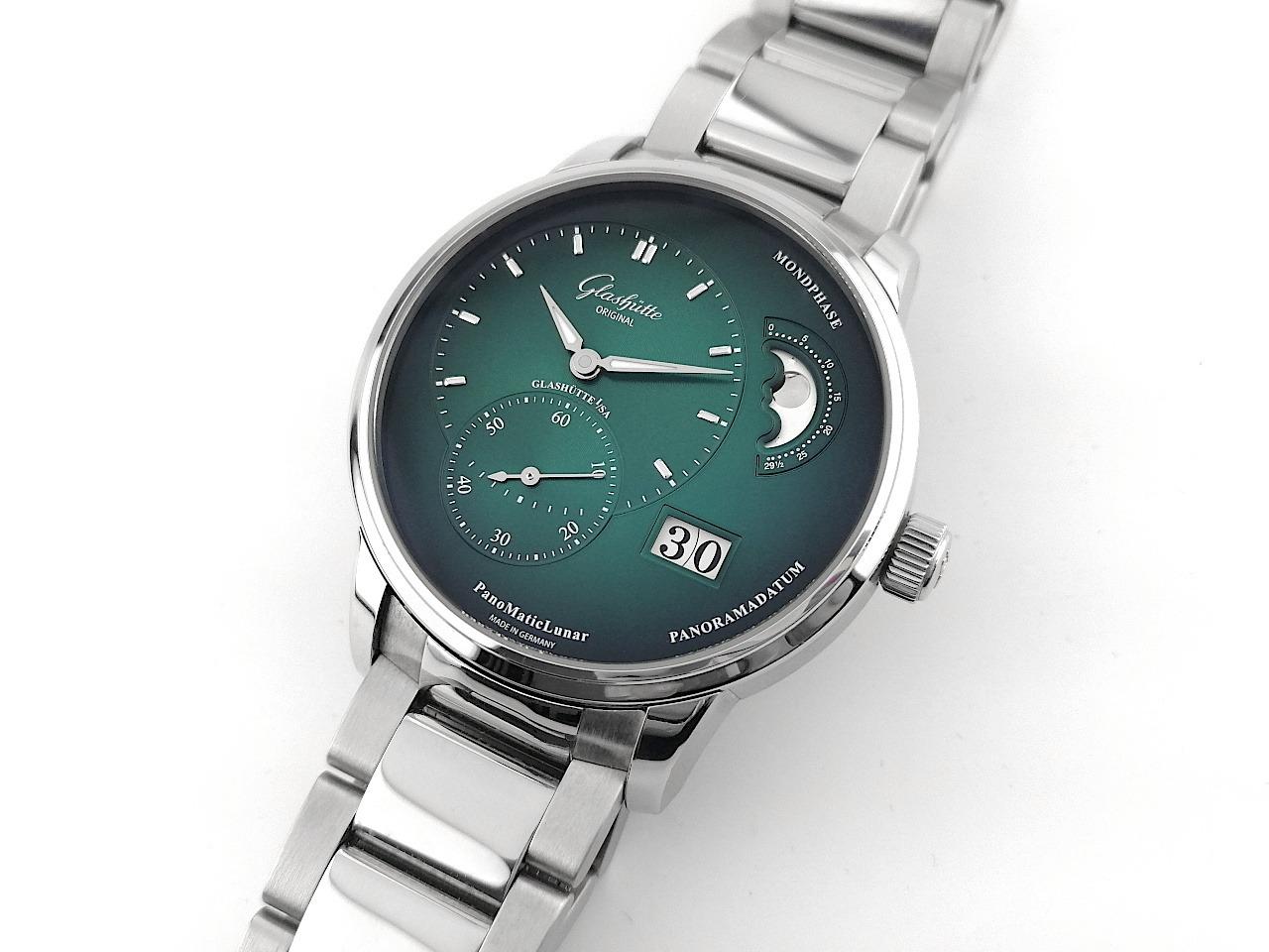 Glashütte Original PanoMaticLunar Automatik Edelstahl 40mm grün Metallband 1-90-02-13-32-70 Full Set Occasion Neu – Herrenuhren Uhr mit Datum aus Edelstahl. Das Gehäuse ist rund und silber. Das Edelstahlarmband ist silber. Das Zifferblatt ist arabisch Index und grün. – Ansicht 4
