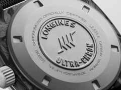 Longines Ultra-Chron Carbon Automatik Titan 43mm schwarzes Zifferblatt schwarzes Synthetikband – Herrenuhren Uhr ohne Datum aus Carbon und Titan. Das Gehäuse ist rund und anthrazit. Das Textilarmband ist schwarz. Das Zifferblatt ist ein Index in schwarz. – Ansicht 2