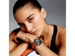 Tissot Seastar Wilson WNBA Automatik Edelstahl 40mm schwarzes Zifferblatt orangefarbenes Lederband – Herrenuhren Uhr mit Datum aus Edelstahl. Das Gehäuse ist rund und silber. Das Lederarmband ist orange. Das Zifferblatt ist ein Index in schwarz. – Ansicht 9