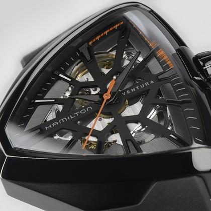 Hamilton Ventura Skeleton Auto Limited Edition Edelstahl PVD-Schwarz 42x45mm skelettiertes Zifferblatt schwarzes Kautschukband – Herrenuhren Uhr ohne Datum aus Edelstahl und PVD beschichtet. Das Gehäuse ist sonstige Form und schwarz. Das Kautschuk / Kunststoff / Silikon Armband ist schwarz. Das Zifferblatt ist skelettiert und schwarz. – Ansicht 2