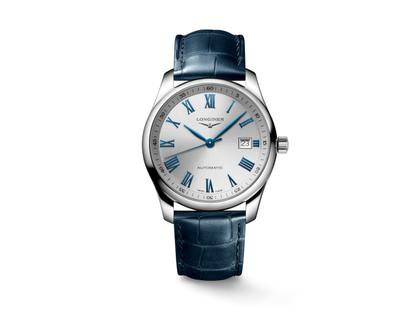 Longines Master Collection Automatik Edelstahl 40mm silbernes Zifferblatt blaues Lederband – Herrenuhren Uhr mit Datum aus Edelstahl. Das Gehäuse ist rund und silber. Das Lederarmband ist blau. Das Zifferblatt ist römisch und silber.