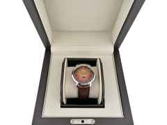 Glashütte Original Sixties Panoramadatum Limited Edition Automatik Edelstahl 42mm oranges Zifferblatt braunes Lederband 2-39-47-09-02-04 Full Set Occasion Neu – Herrenuhren Uhr mit Datum aus Edelstahl. Das Gehäuse ist rund und silber. Das Lederarmband Kroko / Alligator ist braun. Das Zifferblatt ist arabisch Index und orange. – Ansicht 4