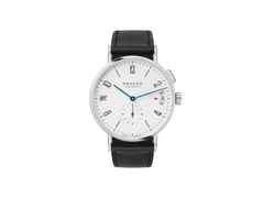 Nomos Glashütte Tangomat GMT Automatik Edelstahl 40mm weißes Zifferblatt schwarzes Lederband – Herrenuhren Uhr mit Datum aus Edelstahl. Das Gehäuse ist rund und silber. Das Lederarmband ist schwarz. Das Zifferblatt ist arabisch Index und weiß.