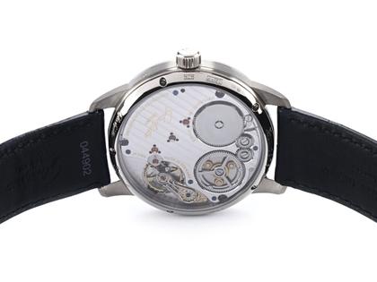 Glashütte Original Senator Chronometer Handaufzug Weißgold blau Lederband 1-58-01-05-34-30 Full Set Occasion New – Herrenuhren Uhr mit Datum aus 750 Weißgold, Edelstahl und Leder. Das Gehäuse ist rund und silber. Das Lederarmband Kroko / Alligator ist blau. Das Zifferblatt ist römisch und blau. – Ansicht 2