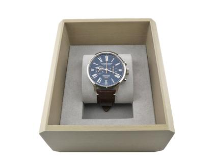 Juwelier Roller Ulysse Nardin Torpilleur Annual Chronograph Limited Edition Automatik Edelstahl 44mm blaues Zifferblatt braunes Lederband 1533-320LE-3A-175/1B Full Set Occasion Neu – Herrenuhren Chronograph aus Edelstahl und Leder. Das Gehäuse ist rund und silber. Das Lederarmband Kroko / Alligator ist braun. Das Zifferblatt ist römisch und blau. – Ansicht 3