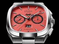 Glashütte Original Seventies Chronograph Panoramadatum Watermelon Automatik Edelstahl 40mm rotes Zifferblatt schwarzes Kautschukband limitiert – Herrenuhren Chronograph aus 585 Weißgold, Edelstahl und Kautschuk. Das Gehäuse ist quadratisch und silber. Das Kautschuk / Kunststoff / Silikon Armband ist silber. Das Zifferblatt ist ein Index in rot. – Ansicht 3