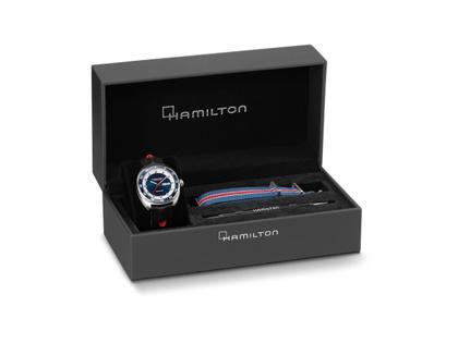Hamilton American Classic Pan Europe Automatik Edelstahl 42 mm blau Lederband schwarz – Herrenuhren Uhr mit Datum aus Edelstahl und Leder. Das Gehäuse ist rund und silber. Das Lederarmband ist schwarz. Das Zifferblatt ist ein Index in blau. – Ansicht 8