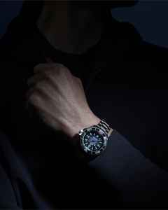 Omega Seamaster Planet Ocean 6000M Ultra Deep Automatik Edelstahl 45,5mm blaues Zifferblatt Metallband Summer Blue – Herrenuhren Uhr ohne Datum aus Edelstahl und Keramik. Das Gehäuse ist rund und silber. Das Edelstahlarmband ist silber. Das Zifferblatt ist arabisch Index und blau. – Ansicht 4