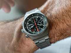 Porsche Design Chronograph 1 - Utility Hodinkee 2026 Limited Edition Automatik Titan 41mm schwarzes Zifferblatt Titanband und Lederband – Herrenuhren Chronograph aus Leder, Titan und Titancarbid beschichtet. Das Gehäuse ist rund und grau. Das Titanarmband ist grau. Das Zifferblatt ist ein Index in schwarz. – Ansicht 8