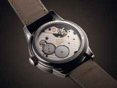 Union Glashütte 1893 Johannes Dürrstein Edition Gangreserve Handaufzug Edelstahl 41mm graues Zifferblatt blaues Lederband – Herrenuhren Uhr mit Datum aus Edelstahl und Leder. Das Gehäuse ist rund und silber. Das Lederarmband ist blau. Das Zifferblatt ist arabisch und grau. – Ansicht 6