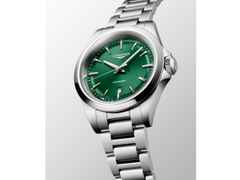 Longines Conquest Quarz Edelstahl 30mm grünes Zifferblatt Metallband – Damenuhren Uhr mit Datum aus Edelstahl. Das Gehäuse ist rund und silber. Das Edelstahlarmband ist silber. Das Zifferblatt ist ein Index in grün. – Ansicht 2