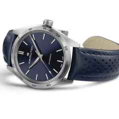 Hamilton Jazzmaster Performer Auto Edelstahl 38mm dunkelblaues Zifferblatt dunkelblaues Lederband – Herrenuhren Uhr ohne Datum aus Edelstahl und Leder. Das Gehäuse ist rund und silber. Das Lederarmband ist blau. Das Zifferblatt ist ein Index in blau. – Ansicht 3