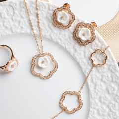 Meissen 1739 Royal Blossom Frame Ohrstecker Roségold mit Brillanten 0,700ct – Ohrschmuck Ohrstecker aus 750 Rotgold, Porzellan und und . – Ansicht 4