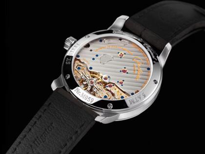 Glashütte Original PanoReserve Handaufzug Edelstahl 40mm silbernes Zifferblatt schwarzes Lederband Dornschließe – Herrenuhren Uhr mit Datum aus Edelstahl. Das Gehäuse ist rund und silber. Das Lederarmband Kroko / Alligator ist schwarz. Das Zifferblatt ist ein Index in silber. – Ansicht 2
