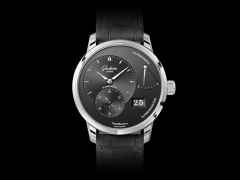 Glashütte Original PanoReserve Handaufzug Edelstahl 40mm graues Zifferblatt graues Lederband – Herrenuhren Uhr mit Datum aus Edelstahl. Das Gehäuse ist rund und silber. Das Lederarmband Kroko / Alligator ist grau. Das Zifferblatt ist ein Index in grau. – Ansicht 3